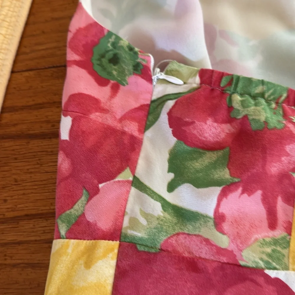 Silk dress lined in polyester. Zips on the side seam. - Picture 3 of 4